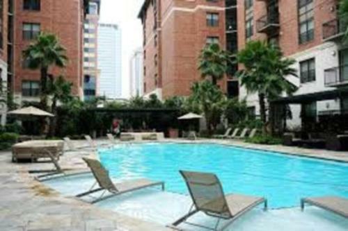 Entire Modern Downtown Apartment Ideal For Long-term Stays