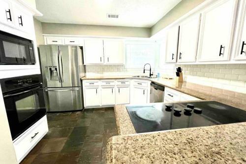 Gorgeous Home W/huge Backyard 15 Minutes From Iah