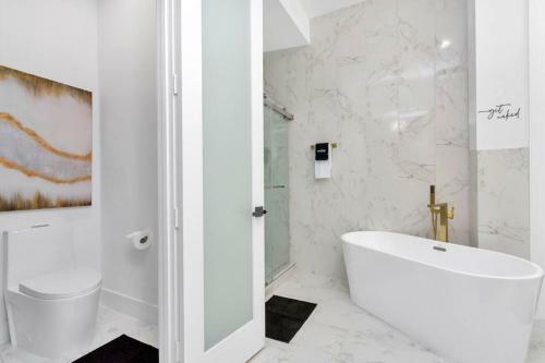 The Suite Spot! Downtown Skyline Views! Sleeps 12