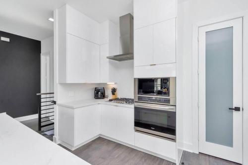The Suite Spot! Downtown Skyline Views! Sleeps 12