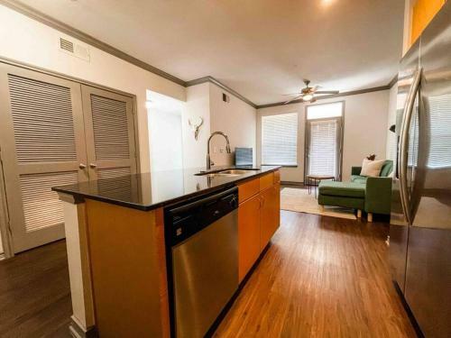 Cozy Apartment With Pool - Energy Corridor Gem