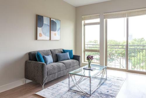 Buffalo Bayou Apartments By Barsala