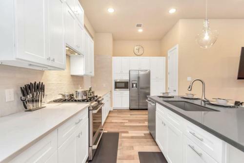 Luxurious Houston Galleria Living