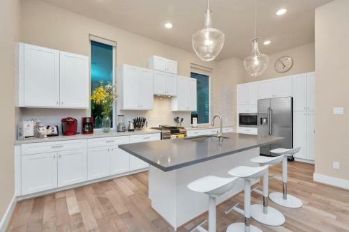 Luxurious Houston Galleria Living