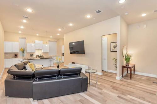 Luxurious Houston Galleria Living