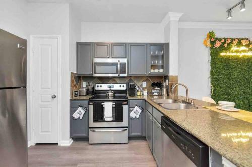 Apartamento Luxurious & Comfy 2 Bdr Apt With Gym