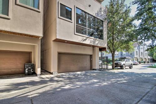Chic Houston Townhome With Private Outdoor Lounge!