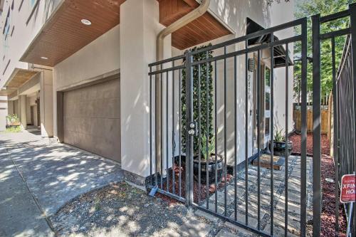 Chic Houston Townhome With Private Outdoor Lounge!