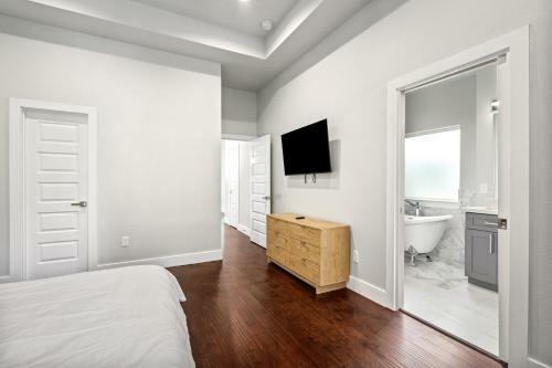 Newly Built! Modern Med Center - 3br Executive Suite