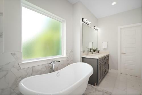 Newly Built! Modern Med Center - 3br Executive Suite