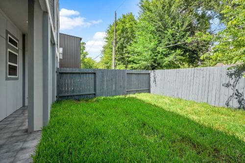 Brand New! 3 Br Twin House - Med Center