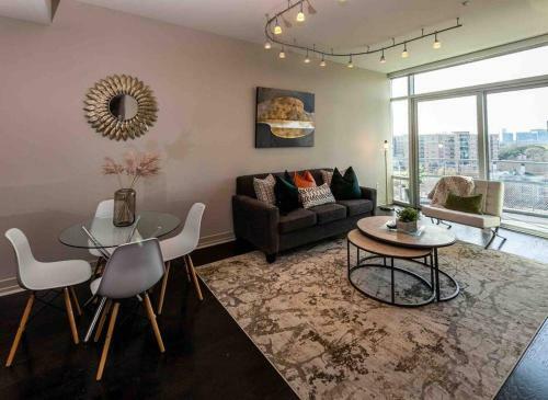 Apartamento Upscale & Luxurious 2 Bedroom Condo! River Oaks!