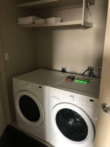 Apartamento Upscale & Luxurious 2 Bedroom Condo! River Oaks!