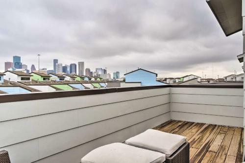 Airy Houston Townhome With Rooftop And Balcony!
