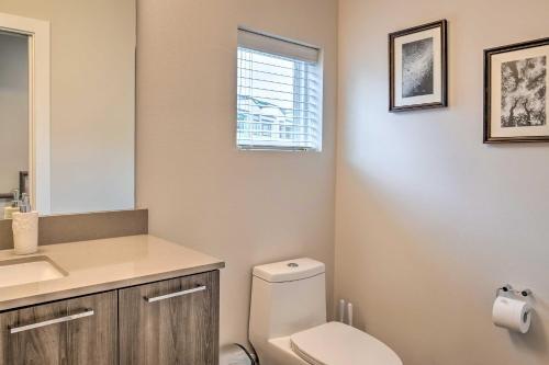 Airy Houston Townhome With Rooftop And Balcony!