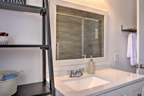 Relaxing Houston Escape Less Than 5 Mi To Downtown!