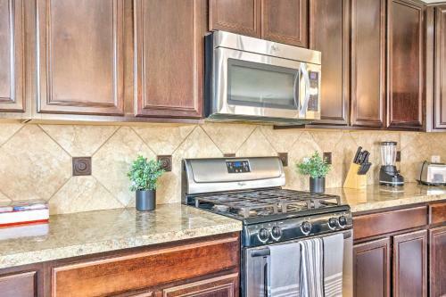 Spacious Texas Home About 10 Mi To Dtwn Houston!