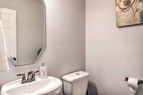Spacious Texas Home About 10 Mi To Dtwn Houston!