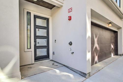 Chic, Modern Houston Townhome In Museum Park!