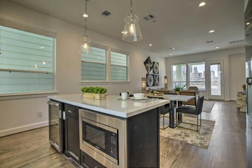 Modern Houston Home With Rooftop Patio And Views!