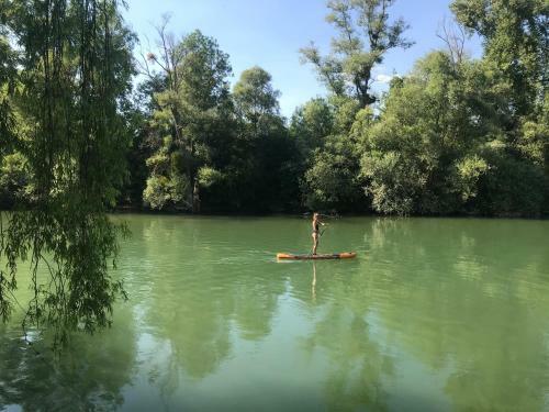 Le Prieur� Au Bord De L'eau