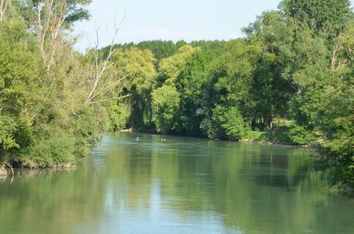 Le Prieur� Au Bord De L'eau