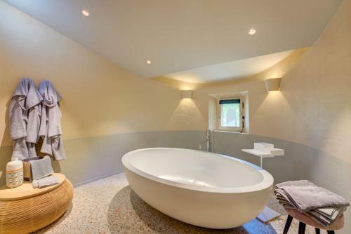 Villa Luxury Holiday Property: Privacy, Pool, Tennis