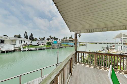 Long Island Village 782 E Oyster Dr