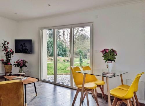 Maison Blanche En C�te de Nacre