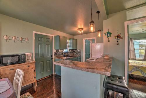 Seadrift Cottage With Deck - 5 Blocks To Hynes Bay!