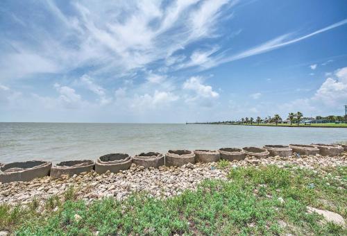 Seadrift Home With Deck And Grill - 5 Blocks To Bay