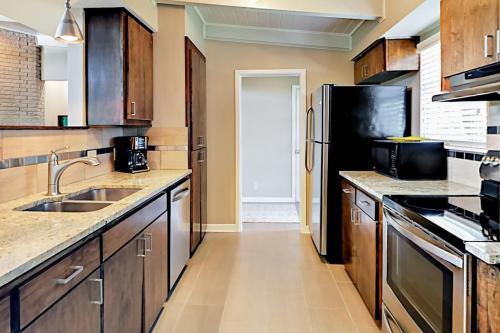 Zin Live Oak Living