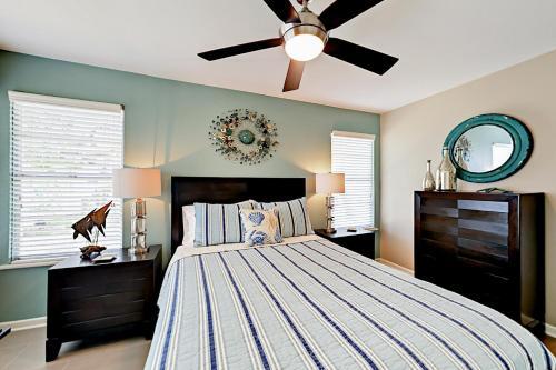 Zin Live Oak Living