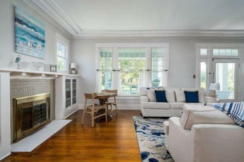 Remodeled Historic Rockport Home With 2 Masters