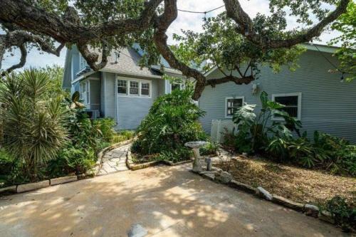 Remodeled Historic Rockport Home With 2 Masters