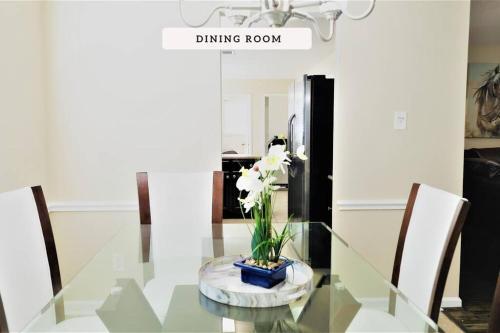Exceptional, 5 Beds, Near Downtown - Bold Ruler