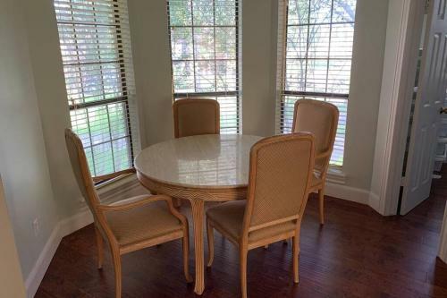 Private Pool/spa Spacious Centrally Located Estate