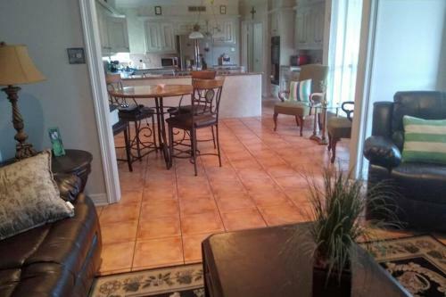 Private Pool/spa Spacious Centrally Located Estate
