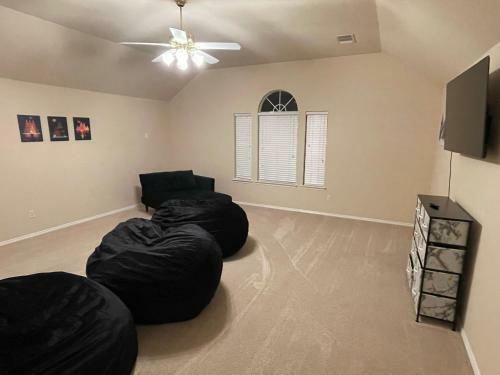 Modern 3br House - Game Room, Office, Backyard