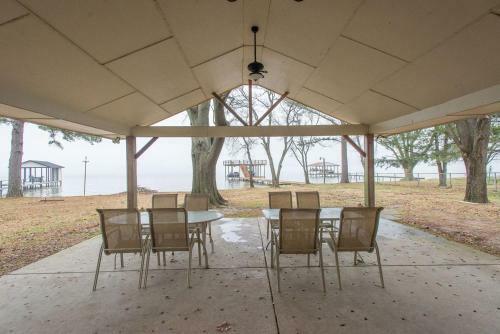 Great Texas Lakefront On Cedarcreek Lake