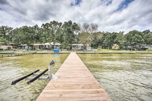 Cedar Creek Retreat With Sunroom And Cornhole Set