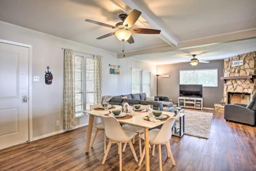 Cedar Creek Retreat With Sunroom And Cornhole Set