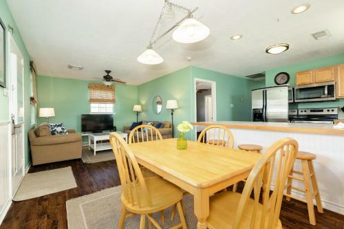 Casa de Las Olas - Huge Fenced Yard, Massive Outdoor Shower, Great Breezes From Deck!