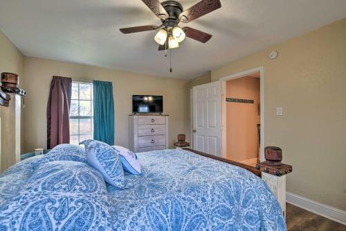 Cozy Home With Fire Pit 3 Mi To Lake Whitney!