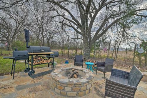 Cozy Home With Fire Pit 3 Mi To Lake Whitney!