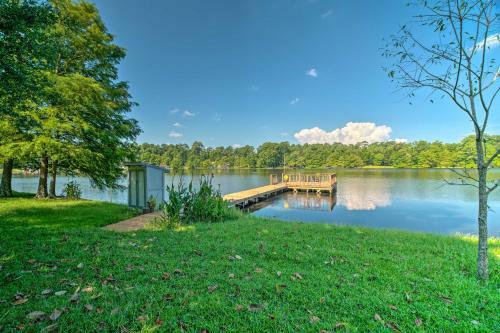 Serene Lakefront Escape With Dock Swim And Fish!