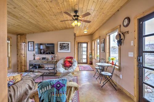 Updated Bluff Bungalow With Patio, Pets Welcome