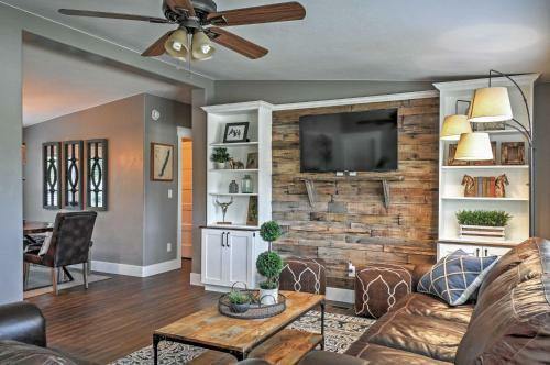 Rustic Chic Home 10 Mi To Otter Creek State Park!