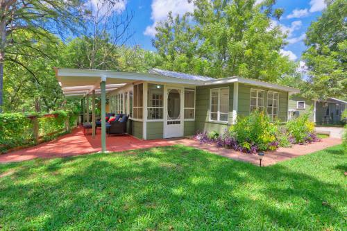 Creekside Cabins - The Getaway