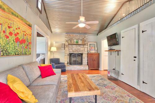 Creekside Cabins - The Getaway